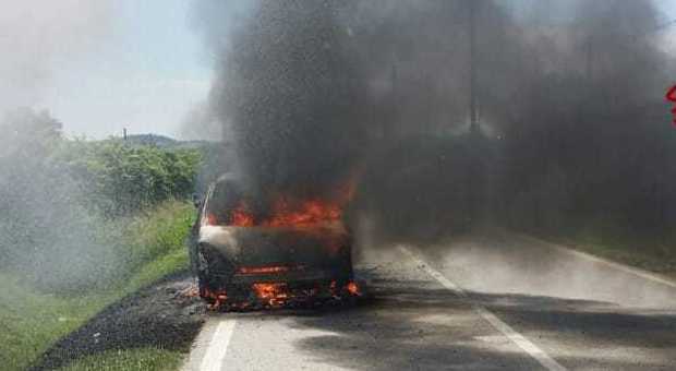 Noleggia una Peugeot 807 e sente puzza di bruciato: auto distrutta dalle fiamme