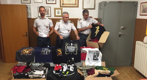 Porto Recanati, la Finanza sequestra 250 t-shirt al concerto dei Jethro Tull