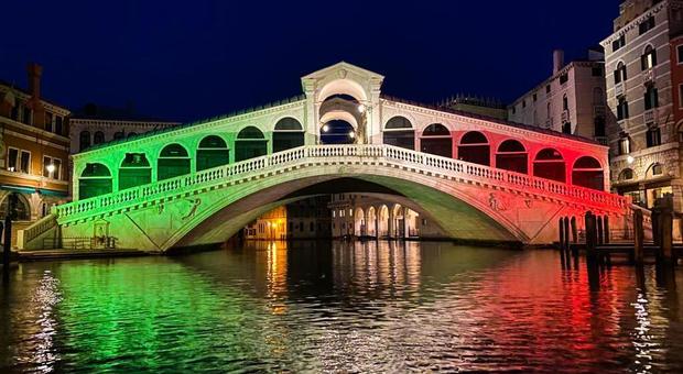 Il ponte di Rialto illuminato di verde, bianco e rosso