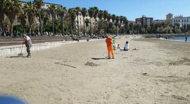 Le operazioni di pulizia delle spiagge