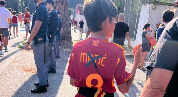 Roma, i tifosi dimenticano il “signor” Matic: il bimbo cancella il nome sulla maglia