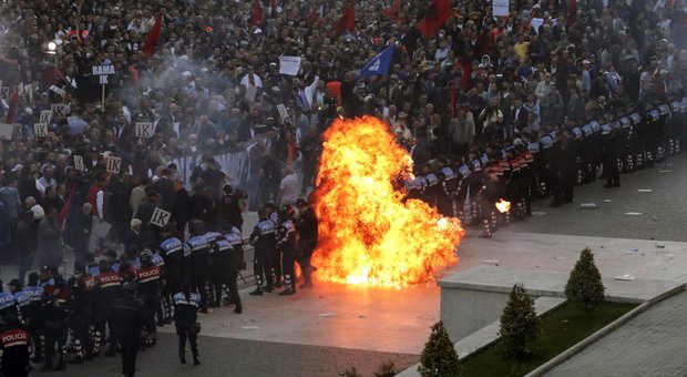 Albania, scontri a Tirana: molotov contro le sedi di governo e Parlamento Diretta