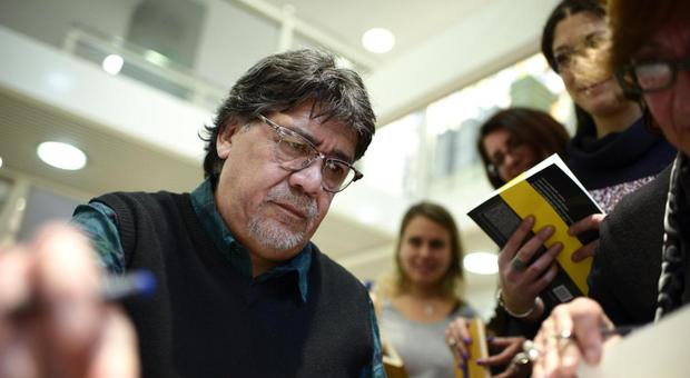 Luis Sepúlveda ucciso dal virus, muore a 70 anni il poeta della "Gabbianella". Lo scrittore è deceduto a Oviedo
