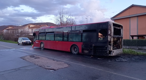 L'autobus annerito dal fumo (foto Meloccaro)