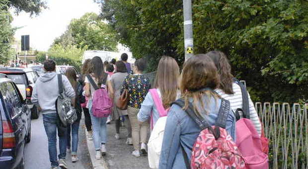 Castelfidardo, foto osé dell'amica a scuola su WhatsApp: alunna sospesa