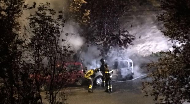 Villa Pamphili, auto prende fuoco nella notte: fiamme altissime ed esplosioni, paura tra i residenti