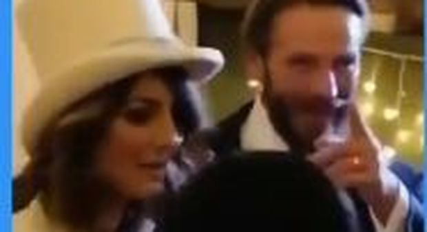 Samanta Togni e Mario Russo sposi: lei con giacca e cilindro rigorosamente bianchi, lui punta sul classico