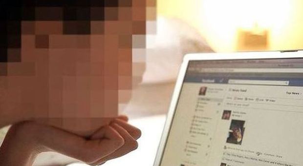 La tredicenne scambiava foto hot su Fb: contattata da 200 uomini, 50 arrestati