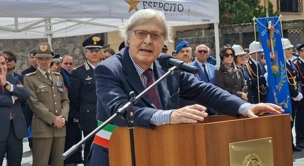 Vittorio Sgarbi in piazza San Lorenzo alla commemorazione