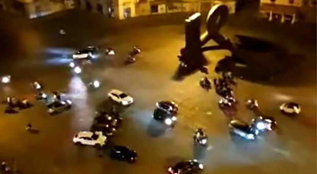 Corse in moto di notte in piazza Mercato: un fermo immagine dal video