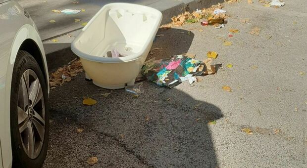 Degrado a San Lorenzo, vasca da bagno lasciata in strada e materassi sporchi