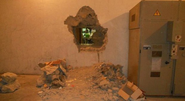 Banda del buco a Ercolano: scoperto tunnel scavato per giorni