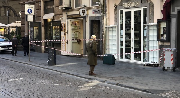 Napoli: valigia abbandonata in strada, scatta l'allarme bomba in via Toledo
