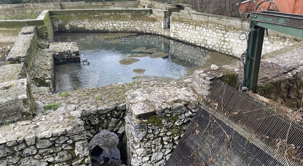 Posta Fibreno, la siccità riporta alla luce le vasche dell'antico mulino dell'isola galleggiante