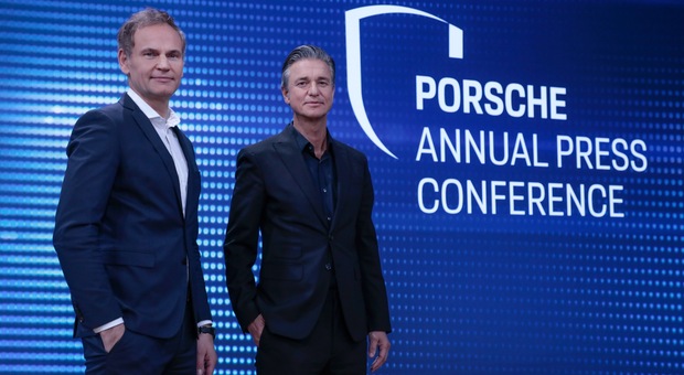 da sinistra Oliver Blume, presidente del consiglio di amministrazione di Porsche e Lutz Meschke, vice presidente e membro del comitato esecutivo per le Finanze e l’It