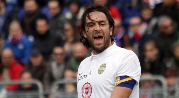 Cagliari-Verona 1-2, Zola contestato: Toni e Gomez sbancano il Sant'Elia