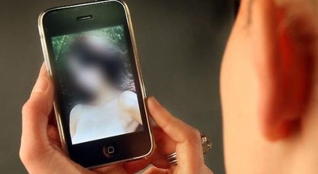 Estorsione choc a una ragazzina di 12 anni: "Fai sesso e video o mostro le foto osé"