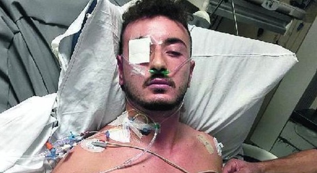 Mirko, 22 anni, accoltellato mentre dorme: fermato il coinquilino. «Lo ha colpito con 17 fendenti»