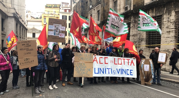 I lavoratori di Acc davanti la sede del ministero dello sviluppo economico a Roma