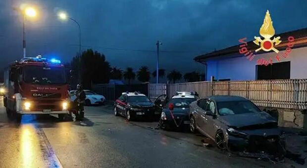 Carabinieri travolti da un'auto durante un controllo in strada: gravi due militari, ferito anche il conducente che li ha investiti