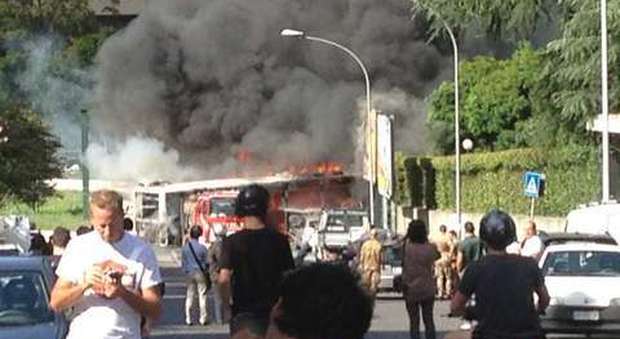 Roma, un altro autobus in fiamme: paura sulla Tuscolana