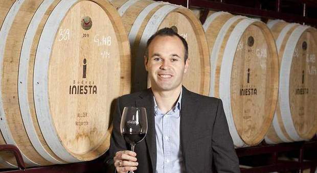 Andres Iniesta nella sua azienda vinicola