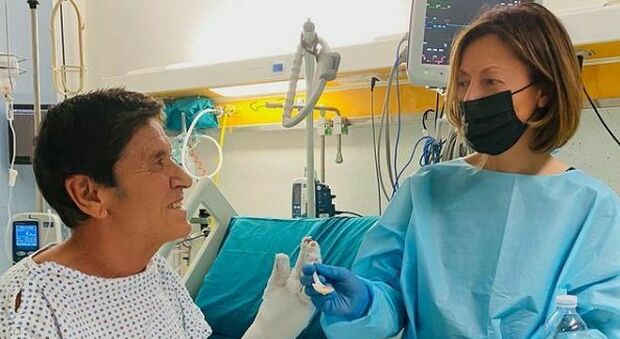 Gianni Morandi, la foto con la moglie in ospedale scatena i followers: «Un'ingiustizia, noi senza visite ai parenti da mesi»