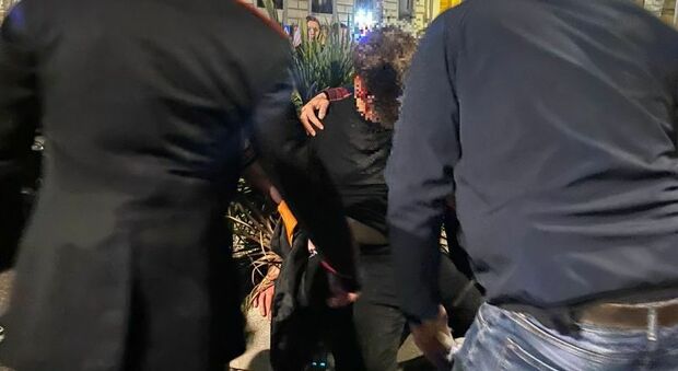 Napoli, sangue a piazza Trieste e Trento: ragazzino accoltellato cinque volte, in prognosi riservata