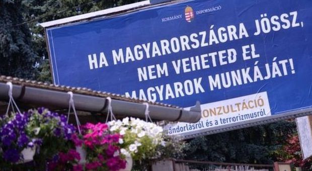 Migranti, manifesti choc in Ungheria: "Portano malattie"
