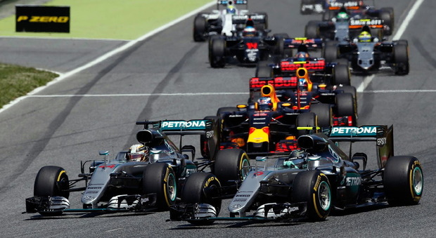 Le due Mercedes di Rosberg e Hamilton ai ferri corti