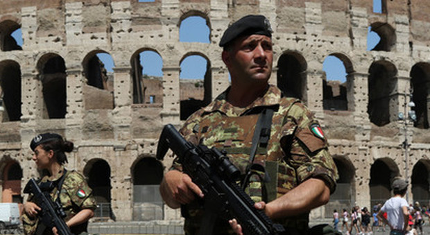 Terrorismo, l'Isis minaccia: «Ora tocca all'Italia». Il Viminale espelle tre stranieri