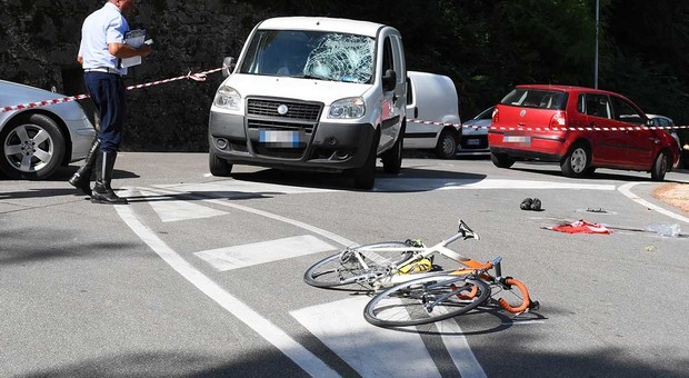 Ascoli, ciclista travolto da un furgone Condizioni gravi, arriva l'eliambulanza