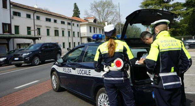 Diciottenne sorpreso senza patente dalla polizia locale di Treviso