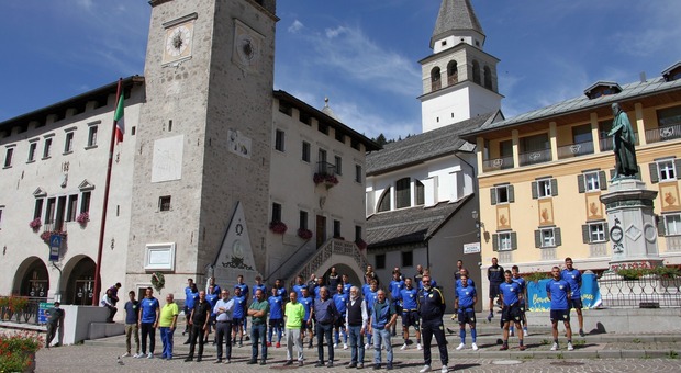 Il Chievo salutato in piazza Tiziano dal sindaco Casagrande dopo il ritiro estivo