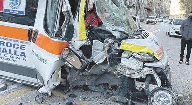 Ambulanza distrutta nell'incidente, appello della Croce Gialla: «Aiutateci a comprarne una nuova»