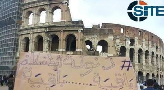 Isis, foto con messaggi nelle strade di Roma e Milano: «Siamo fra voi»