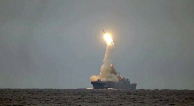 La prima nave russa con i missili ipersonici Zircon nel Mediterraneo: la nuova minaccia di Putin alla Nato