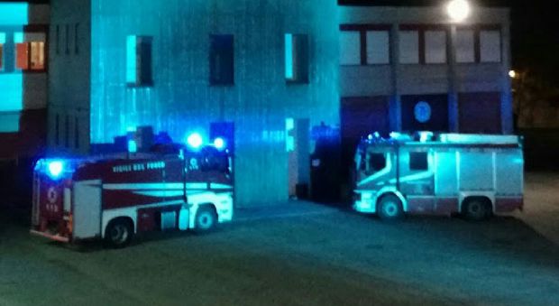 La sede del Comando dei vigili del fuoco di Pordenone illuminata di blu
