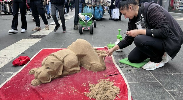 Angela, l'artista di strada che realizza sculture di sabbia