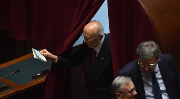 Quirinale, Napolitano vota tra gli applausi dell'aula della Camera