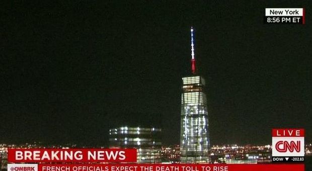 Freedom Tower in rosso, bianco e blu. Il mondo si stringe alla Francia