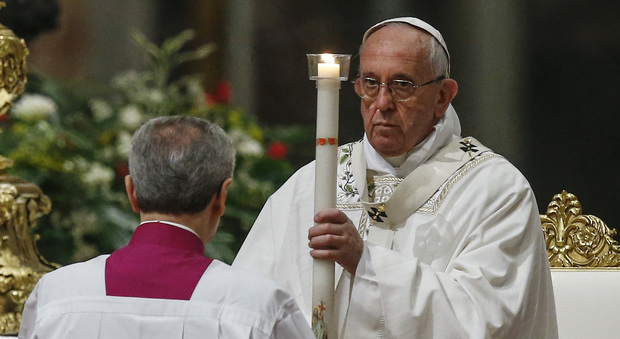 Pasqua, la messa del Papa: «Soccorrere i nuovi schiavi, bimbi sfruttati e migranti»