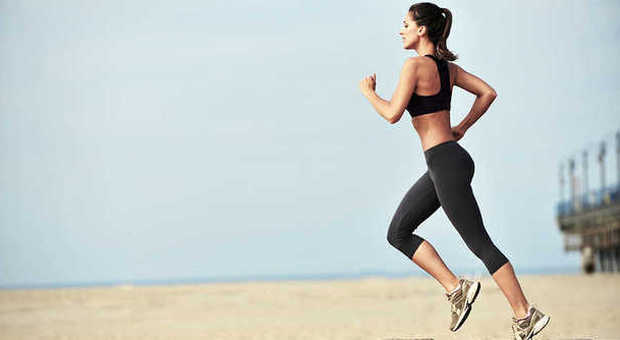 Una ragazza fa jogging