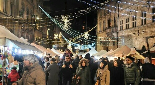 Natale in centro: ecco luminare, igloo e un mini mercatino in piazza Italia