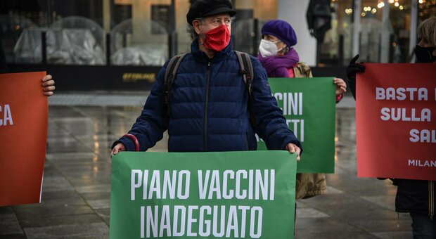 «Scusate il ritardo». L'sms della Regione Lombardia agli ultra ottantenni ancora in attesa del vaccino anti Covid