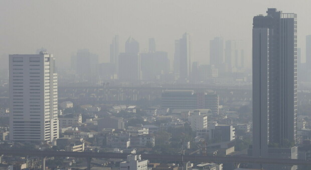 Bangkok, l'amministrazione chiede di lavorare da casa per due giorni: livelli troppo alti di polveri sottili nell'aria