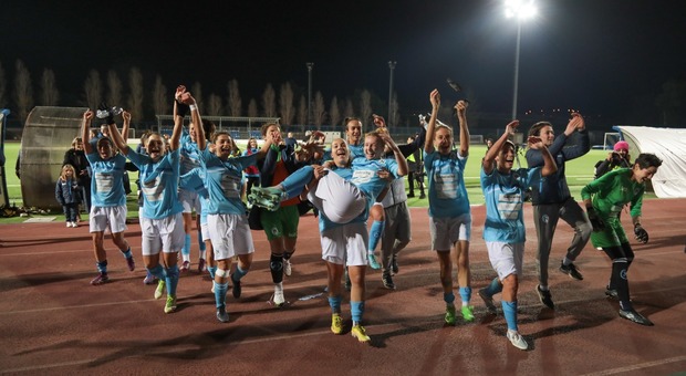 Le azzurre festeggiano la vittoria sulla Lazio capolista