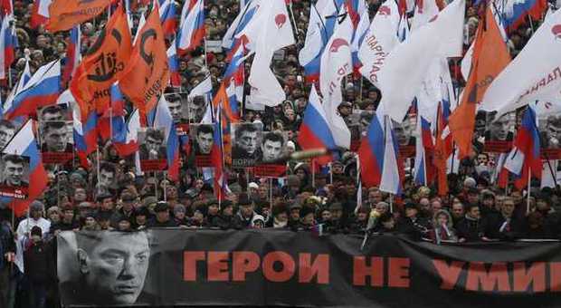 Nemtsov, 70mila in piazza a Mosca. Renzi ​deporrà un fiore