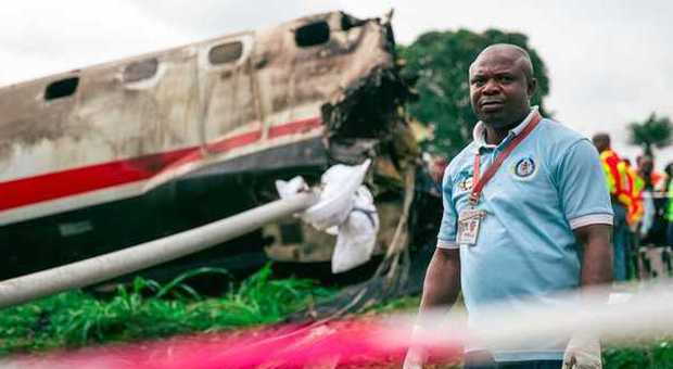 Nigeria, aereo precipita in fase di decollo: 15 morti. Lo schianto per un'avaria al motore