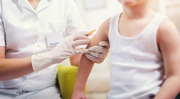 Caos vaccini: bambini irregolari ammessi ad Aosta, ma non a Torino